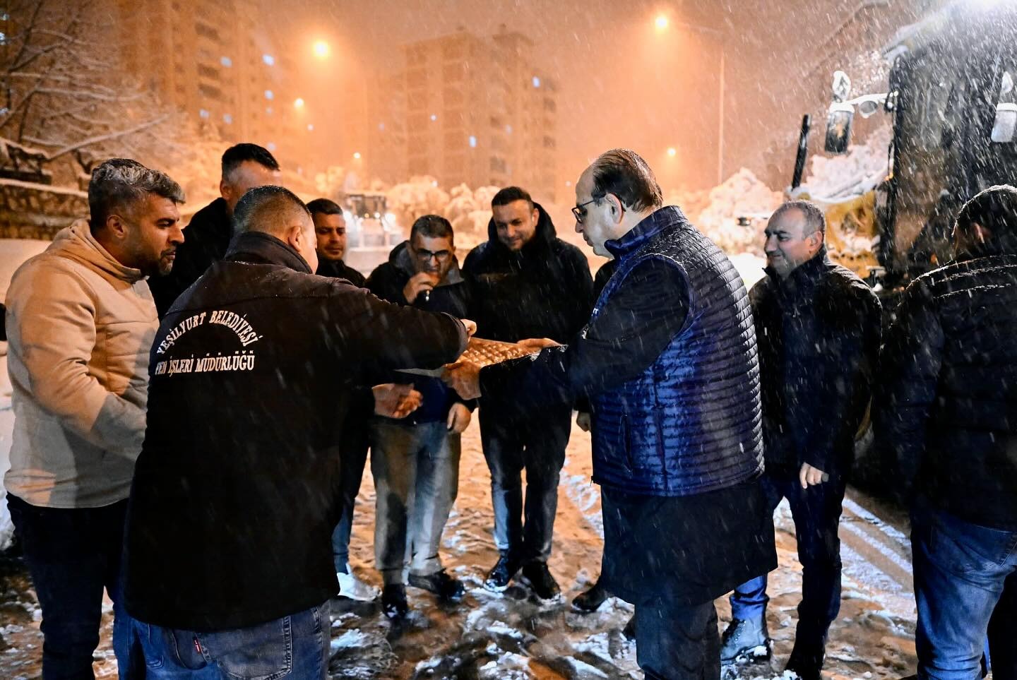 BAŞKAN GEÇİT, “İLÇEMİZDE KAR MESAİSİ ARALIKSIZ SÜRÜYOR”