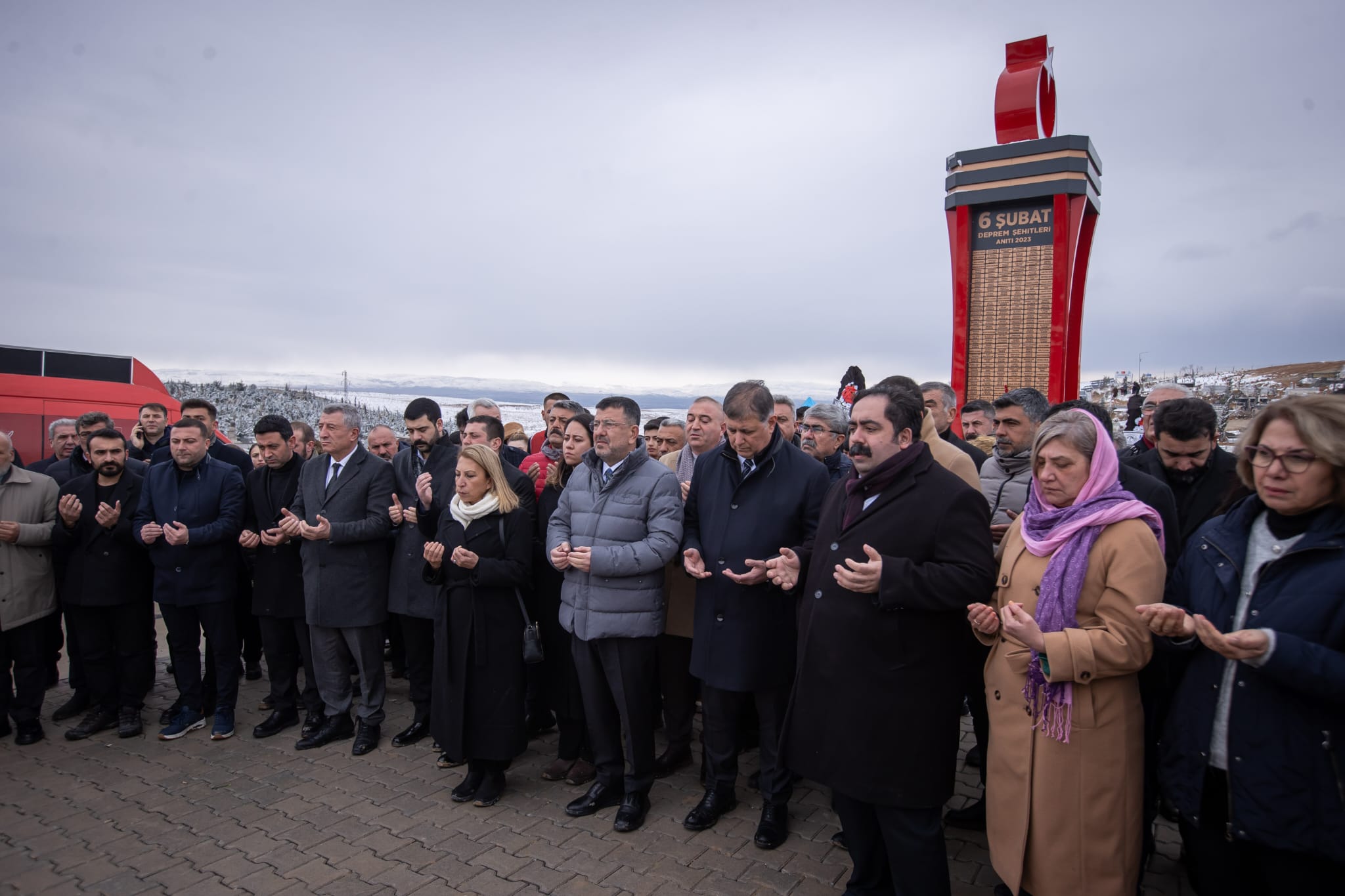 CHP HEYETİ 6 ŞUBAT DEPREMLERİNİN 2. YILINDA DEPREM ŞEHİTLERİNI MEZARLARI BAŞINDA ANDI.