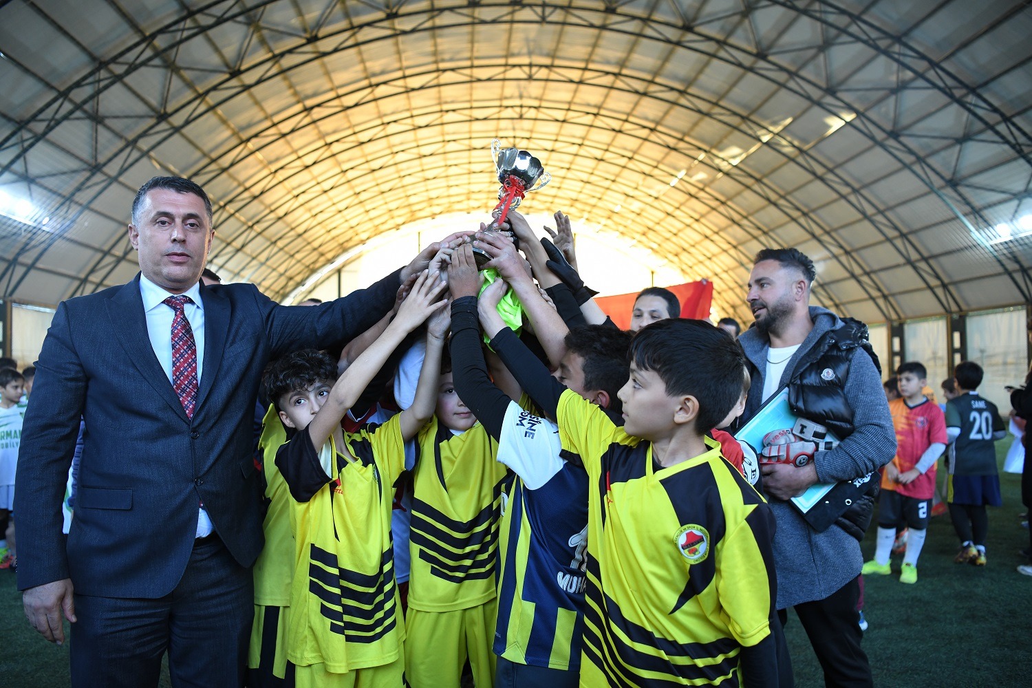 CUMHURİYET KUPASI FUTBOL TURNUVASI HEYECANLI VE ÇEKİŞMELİ MAÇLARLA SONA  ERDİ